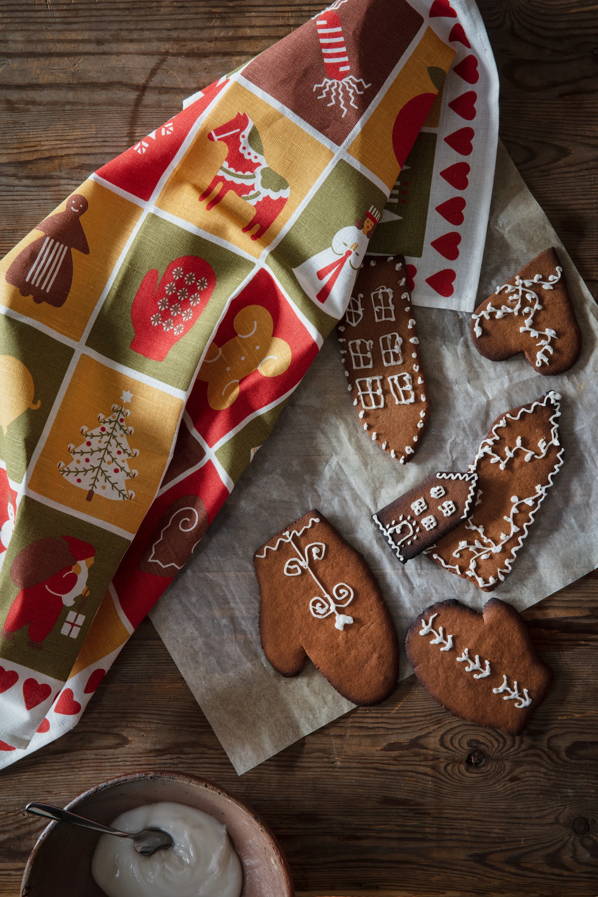 Das skandinavische Weihnachtsgeschirrtuch von Almedahls liegt auf dem Küchentresen, rundherum liegen Plätzchen.