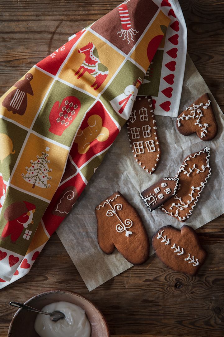 Das skandinavische Weihnachtsgeschirrtuch von Almedahls liegt auf dem Küchentresen, rundherum liegen Plätzchen.