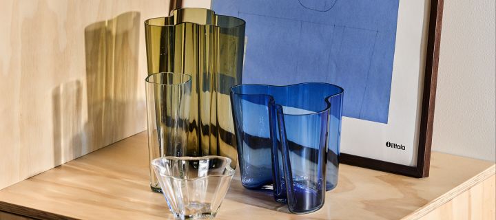 Hier sehen Sie einige der Alvar Aalto-Vasen von Iittala.