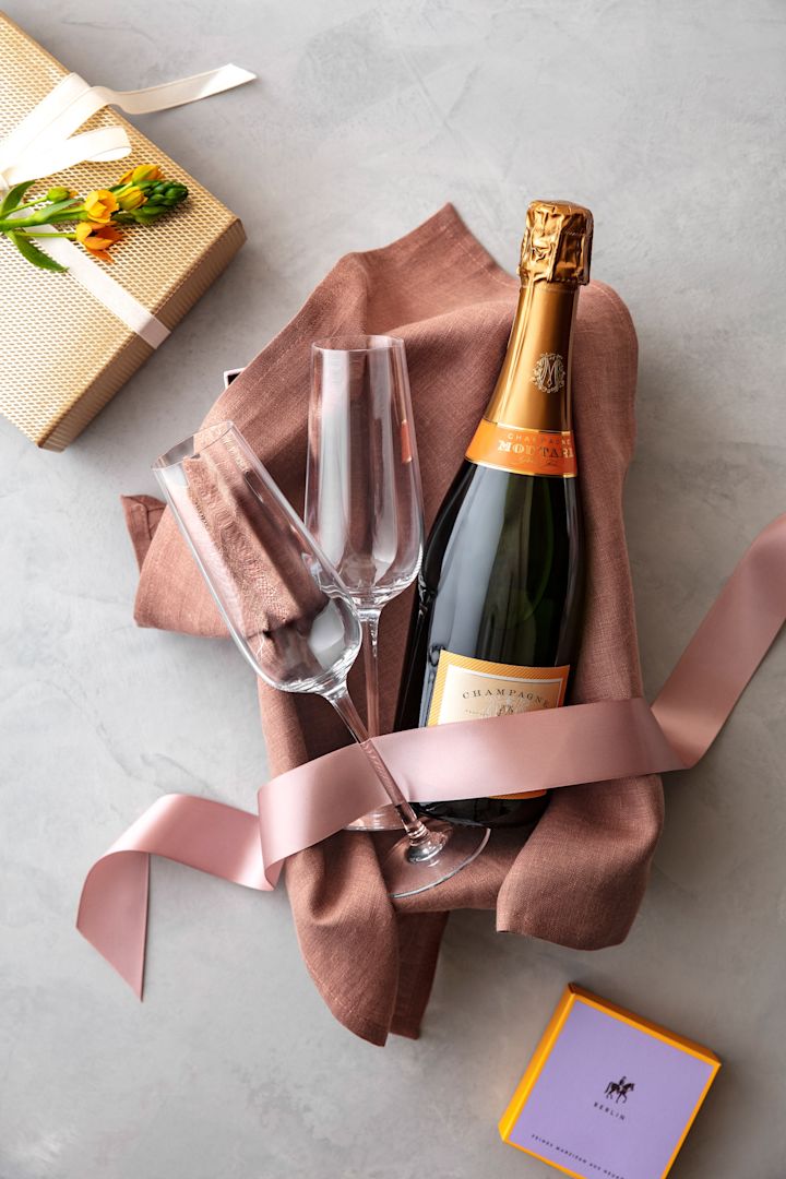 Eine Box mit einer Flasche Champagner und zwei Sektgläsern aus der Rose Garden-Kollektion von Villeroy & Boch ist eine klassische Hochzeitsgeschenk-Idee.