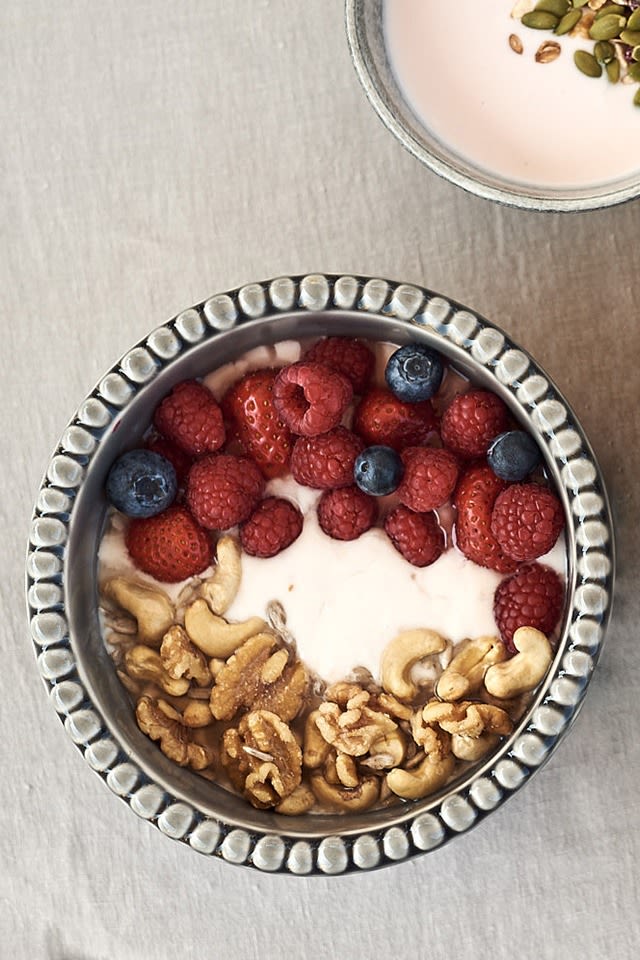 Smoothie-Bowl zum Frühstück mit Himbeeren, Cashewnüssen, Walnüssen und Joghurt, serviert aus einer tiefen Schale von PotteryJo. 