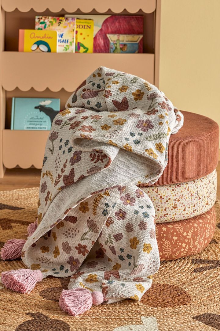 Die Kristine-Wolldecke von Bloomingville hält das Baby nach dem Baden oder auch im Bettchen stets warm und ist somit ein aufmerksames Geschenk zur Babyparty.