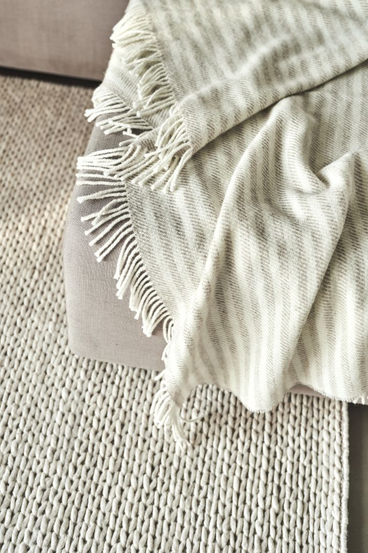9-Frühlings-Must-Haves – als stilvolles Dekorationselement oder zum Einkuscheln auf der Couch, ist die Tidal Decke aus 100% Wolle ideal. 