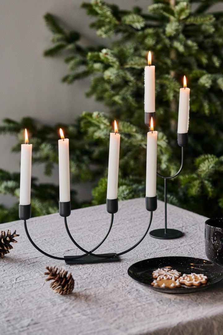 Dekorieren mit traditioneller skandinavischer Weihnachtsdekoration – Der Joy Kerzenhalter in Schwarz von Scandi Living begeistert mit elegantem Design sowohl auf der Kommode als auch auf dem Weihnachtstisch.