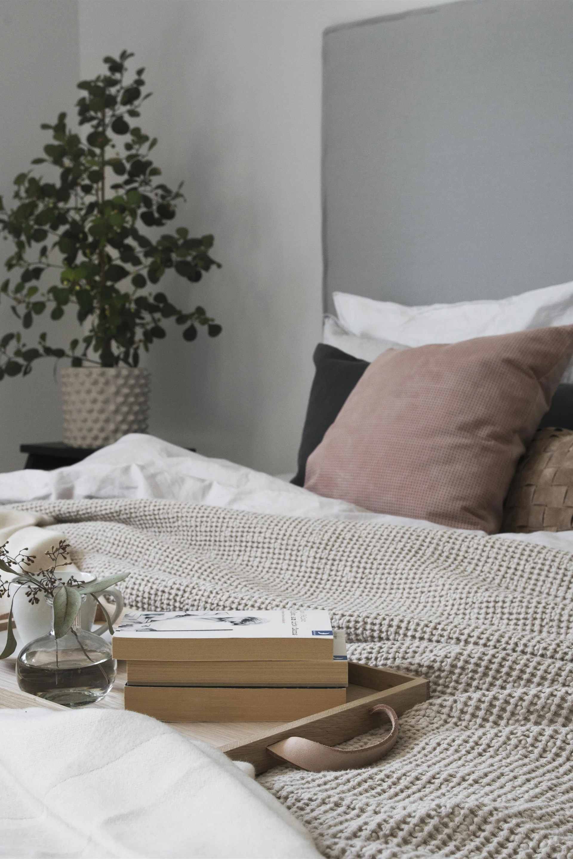 Ein Bettüberwurf aus Baumwolle ist die perfekte Geschenkidee für Paare zum zweiten Jahrestag. Hier sehen Sie den Bettüberwurf Moss von Scandi Living. 