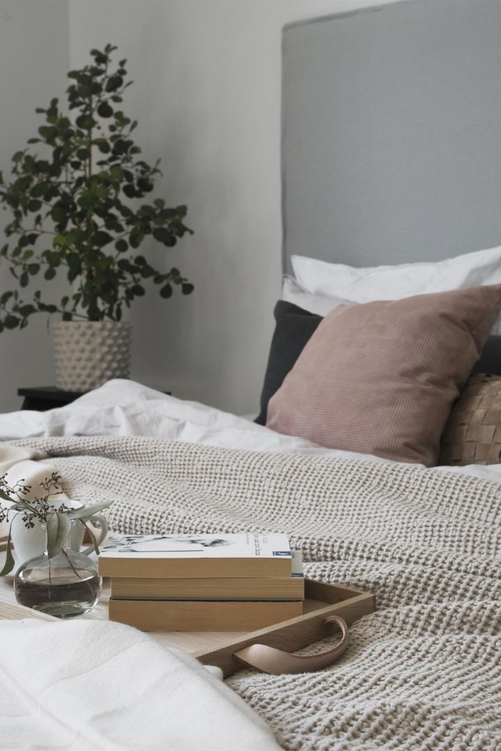 Ein Bettüberwurf aus Baumwolle ist die perfekte Geschenkidee für Paare zum zweiten Jahrestag. Hier sehen Sie den Bettüberwurf Moss von Scandi Living. 