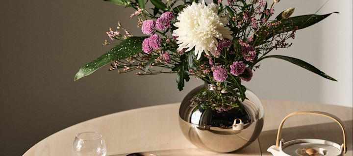Die Vase Amico von Hilke Collection steht auf einem Esstisch, die beste Vase für Schnittblumen.