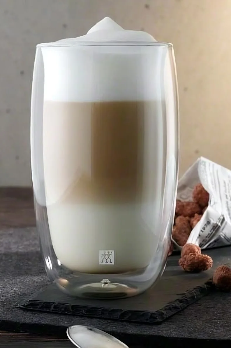 Große Kaffeetassen: Das Sorrento Glas von Zwilling ist perfekt für Ihren Latte Macchiato und hält den Kaffee dank der Doppenwandigkeit länger warm.