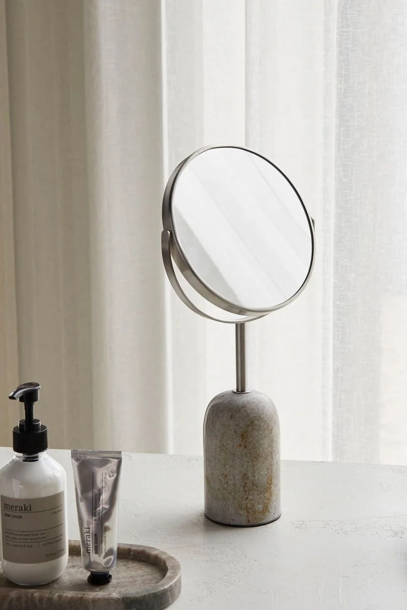 Zum Rasieren kann ein Vergrößerungsspiegel wie dieser doppelseitige Tischspiegel Marble von Meraki äußerst nützlich sein und eignet sich daher gut als Geschenk zum Vatertag.