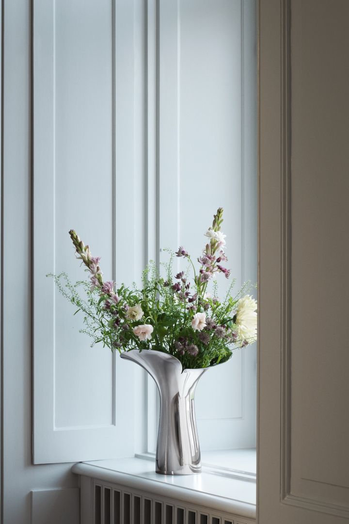 Verspielte Bloom Botanica-Vase aus Edelstahl von Georg Jensen.