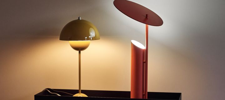 Die Wahl der richtigen Glühbirne ist wichtig für das Wohngefühl - hier sehen wir die Wirkung von zwei verschiedenen Farbtemperaturen in zwei verschiedenen Lampen.