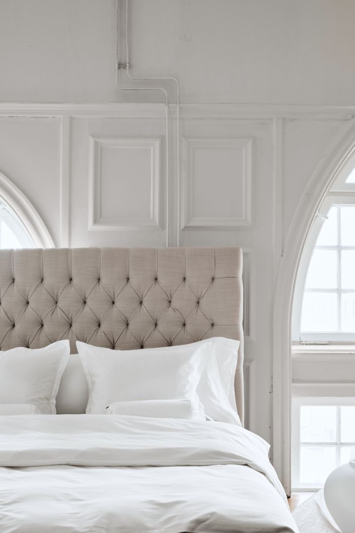Schaffen Sie ein Schlafzimmer wie im Hotel: Hier sehen Sie die luxuriöse weiße Bettwäsche von Millie Nottie, für ein Hotelgefühl im Schlafzimmer. 