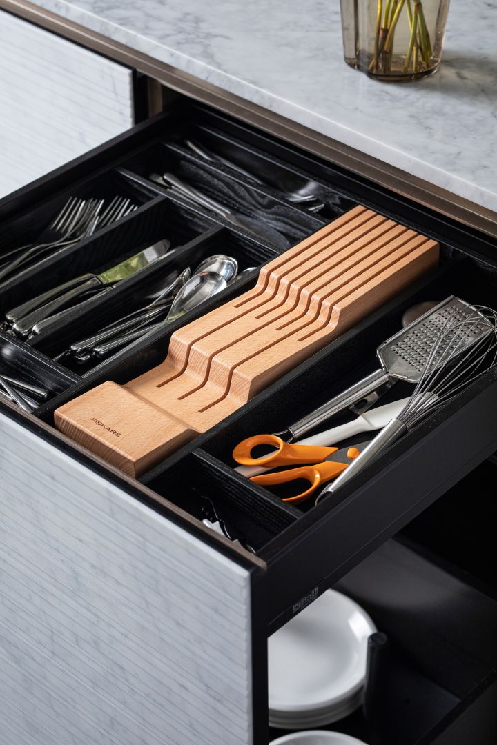 Der Schubladeneinsatz von Fiskars passt perfekt in eine Schublade und bewahrt Ihre Messer sicher und ordentlich auf, was ihn zu einem perfekten und praktischen Haushaltshelfer macht.