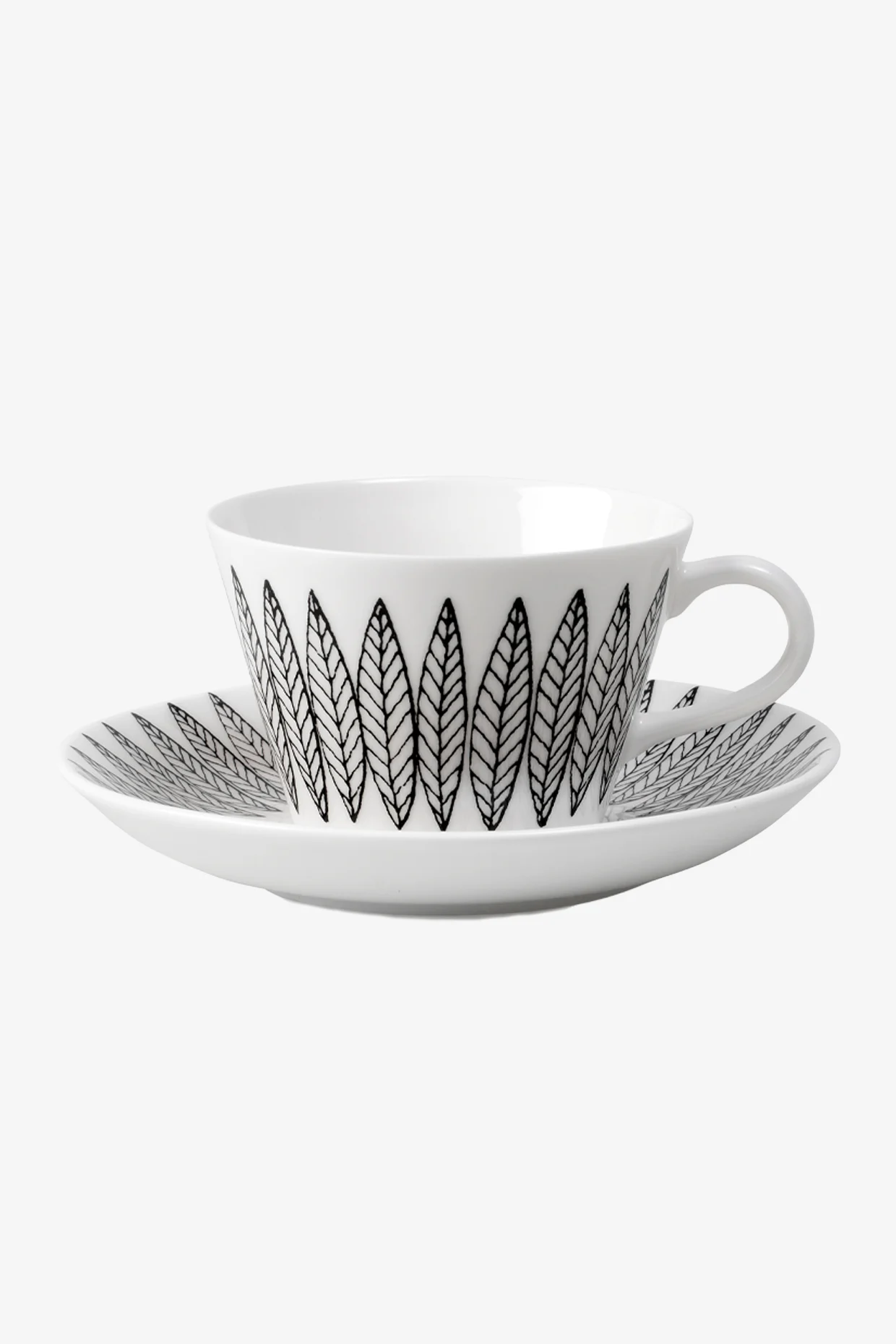 Weiße Teetasse und Untertasse mit schwarzem Blattmuster.