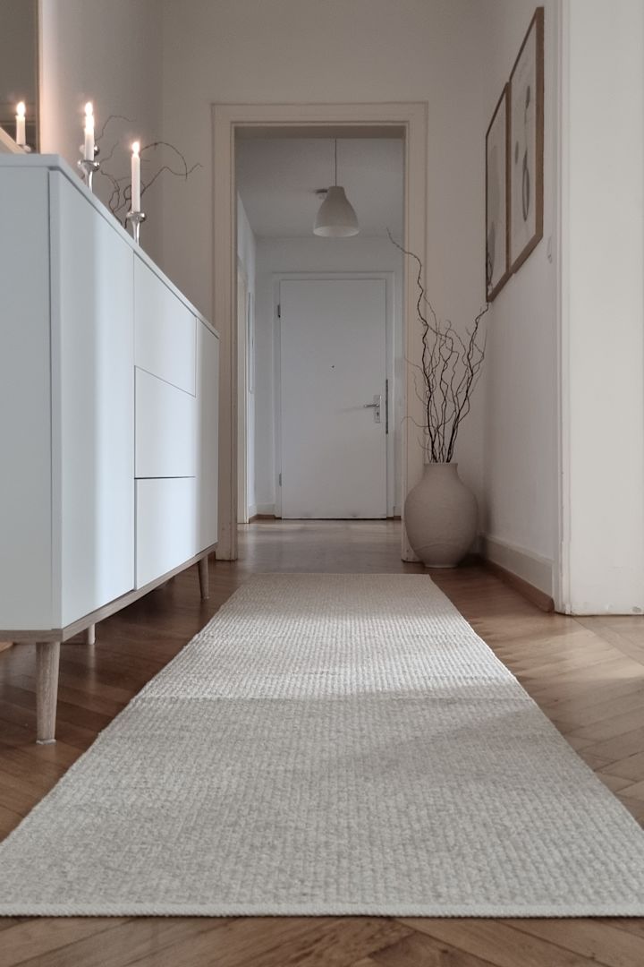 So gestalten Sie einen kleinen Flur: Inspiration von @wohnfuehlen_mit_stil mit einem langen, schmalen, gemütlichen Teppich von Scandi Living, um Raum und eine gemütliche Atmosphäre zu schaffen.