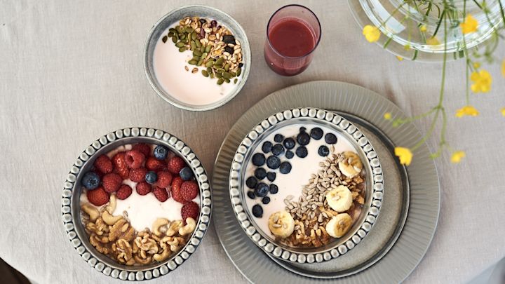 Drei mit Nüssen und Beeren aromatisierte Smoothie-Bowls sind ein guter Tipp für einfache Sommerrezepte. 