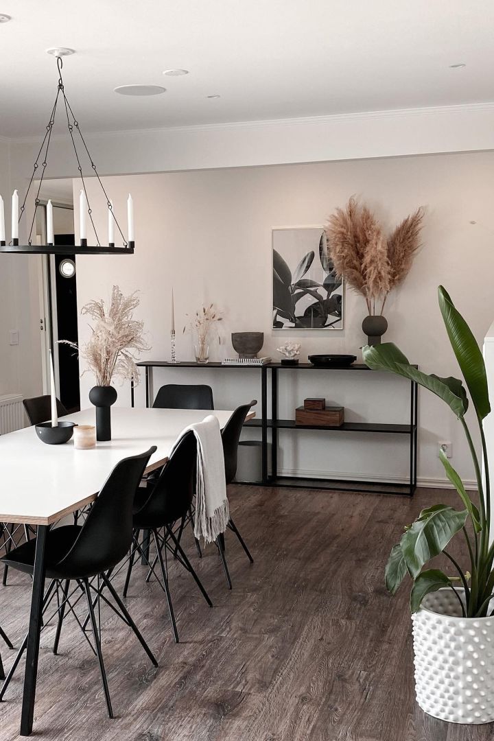 Boho und weitere Einrichtungsstile: Hier sehen Sie den imit schwarzen Stühlen und schwarzen Dekorationselementen eingerichteten Essbereich der Instagram Userin @pineapplesunny.