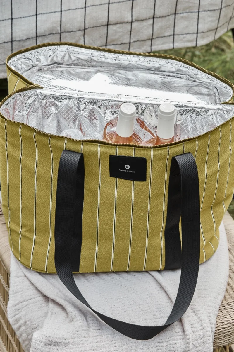 Offene olivgrüne gestreifte Kühltasche mit schwarzen Henkeln, zwei Roséweinflaschen darin.