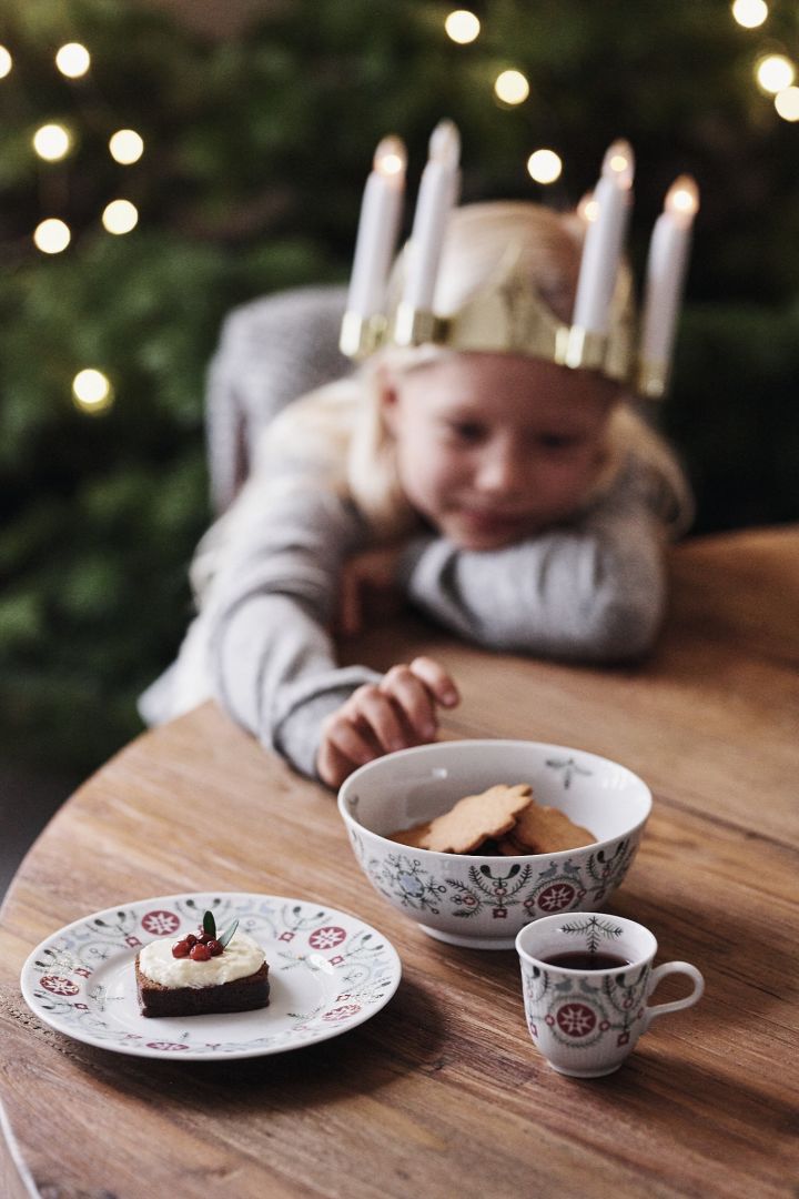 Dekorieren mit traditioneller skandinavischer Weihnachtsdekoration – Tischen Sie mit der Swedish Grace Winterkollektion bei Ihrem Adventsfrühstück die pure Vorfreude auf Weihnachten auf. 