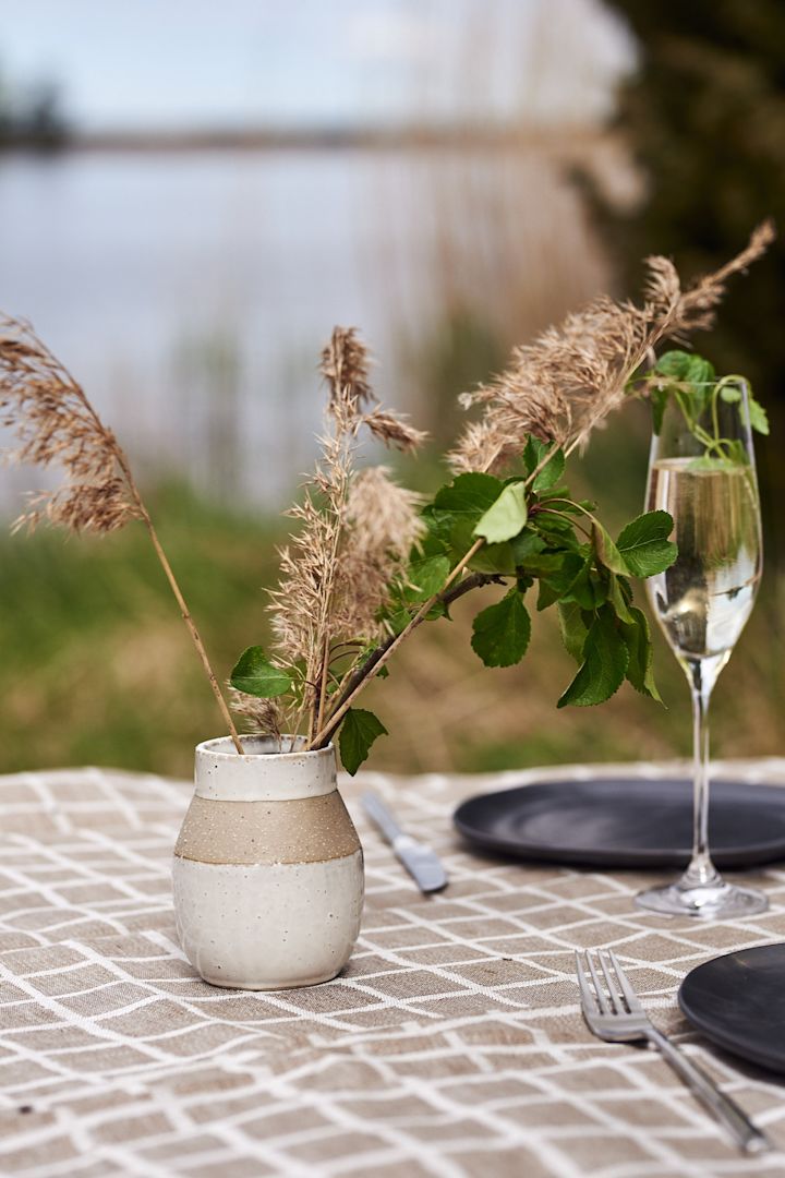 ERNST kleine Keramikvase mit Schilf auf dem Tisch bei einem Glamping-Trip.