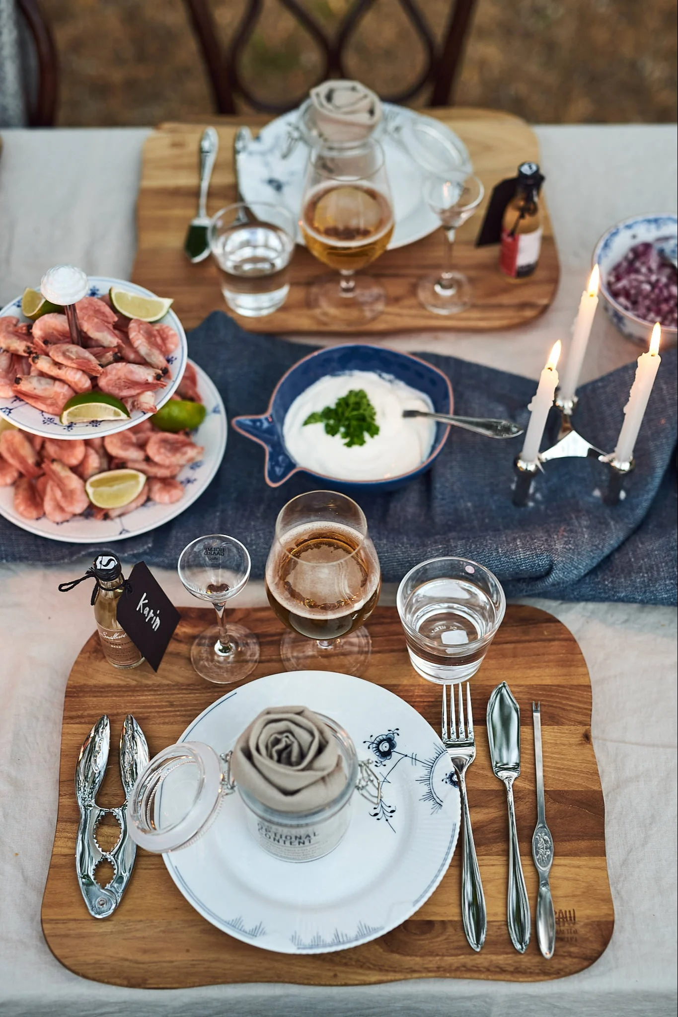 Ein festliches Meeresfrüchte-Essen, das auf einem hölzernen Schneidebrett von Aida serviert wird.