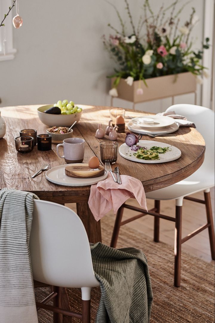 Ein gedeckter Frühstückstisch mit einer rosa Leinenserviette von Nordic Nest unter dem Teller - ein Tipp, wie man Leinenservietten leicht falten kann. 