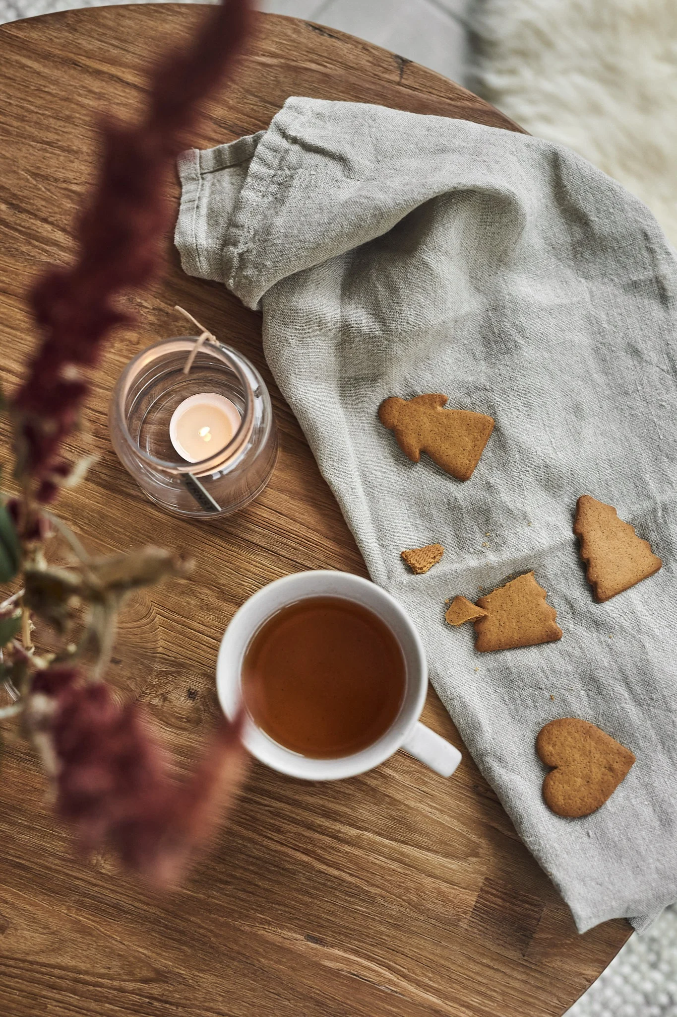 Ernst Becher und Kerzenlaterne mit Lebkuchen auf dem Tisch.