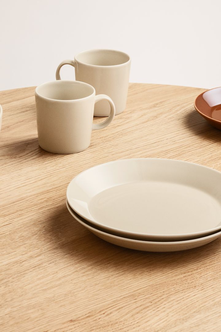 10 Geschenke für jeden Anlass – hier die Teema Teller und Tassen in der Farbe Leinen von Iittala.