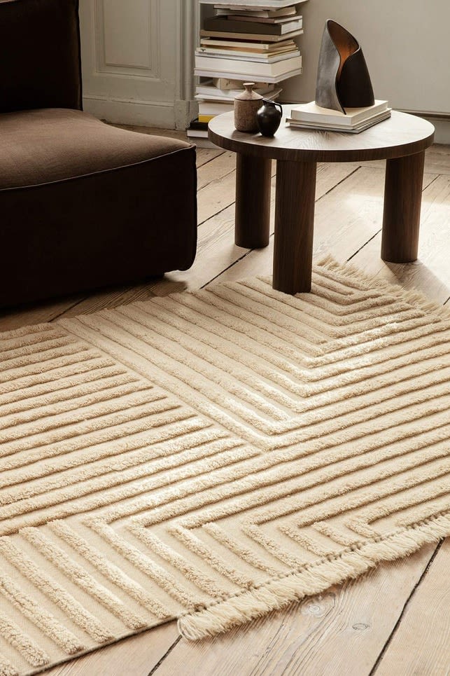Handgewebter beiger Teppich von Ferm Living mit erhabenem, taktilem Muster - ein perfekter Teppich zum Dekorieren für ein ruhiges Zuhause.