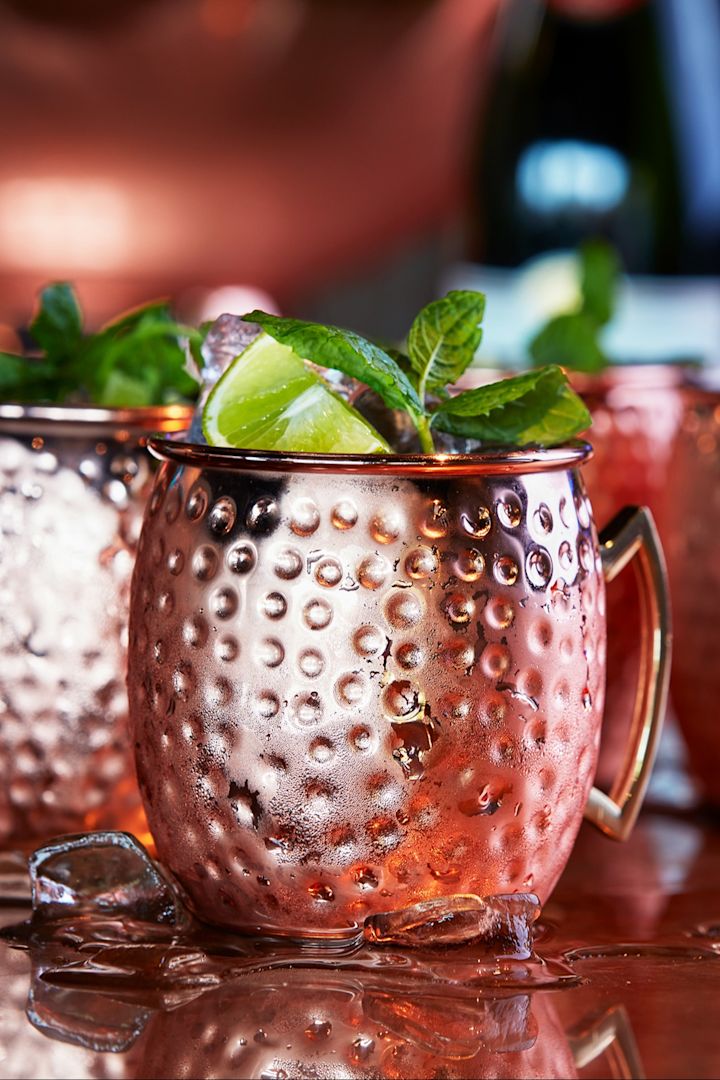 Servieren Sie Ihren alkoholfreien Mojito in einem gekühlten Kupferbecher von Dorre.
