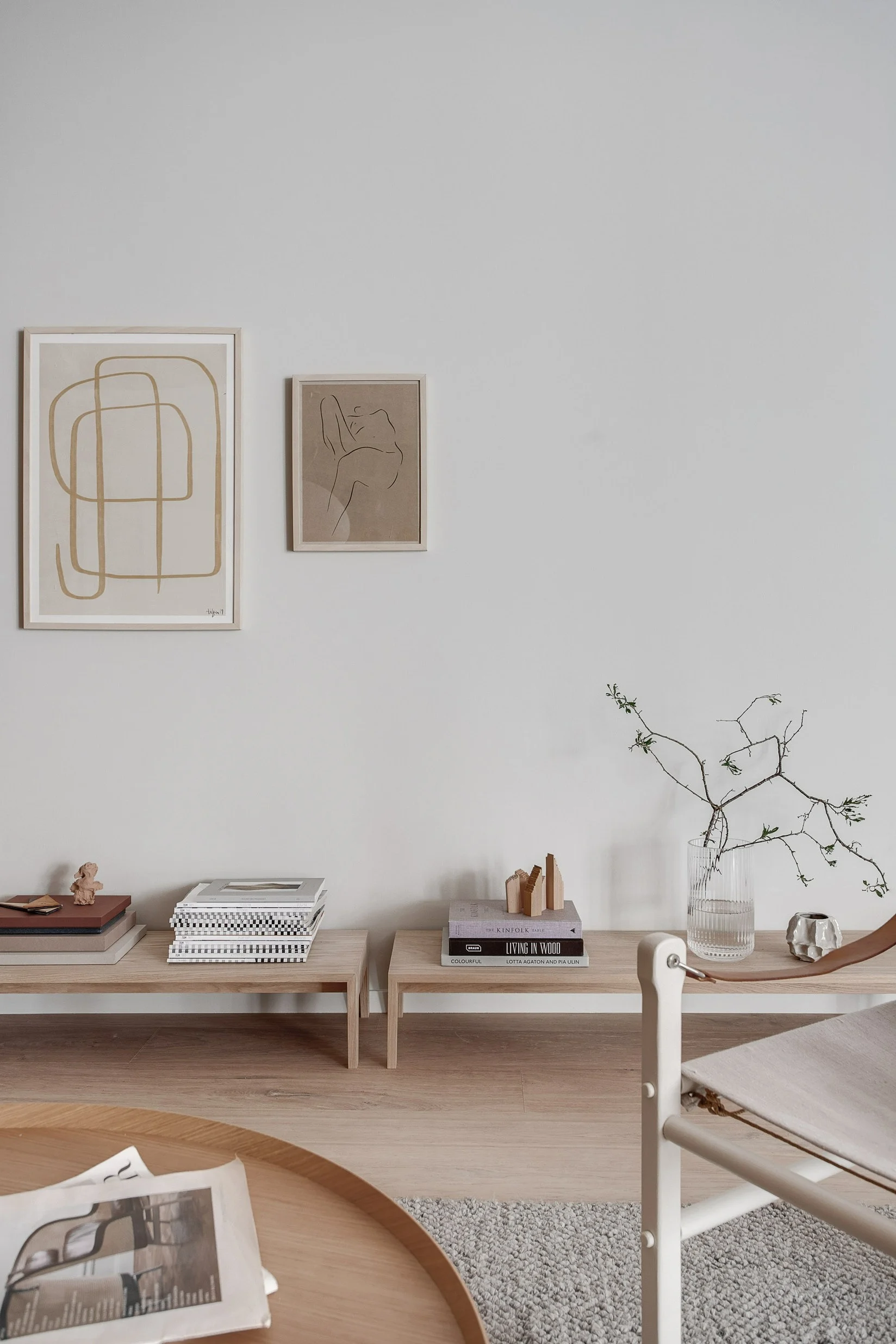 Wohnzimmer im japanischen Stil mit niedrigen Regalen, ausgewählten Dekorationsobjekten und Kunst.
