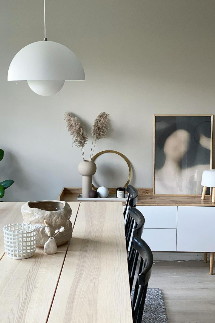 11 stylische Pendelleuchten für Ihr Wohlfühlzuhause - hier sehen Sie die Flowerpot-Pendelleuchte VP7 von &Tradition, die über einem Esstisch aus Holz hängt. 