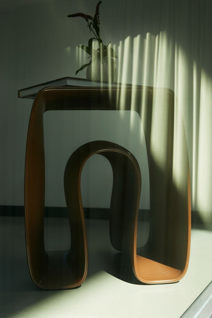 Hier sehen Sie den von Ekbacken Studios im 3D-Drucker hergestellten Beistelltisch Eel.