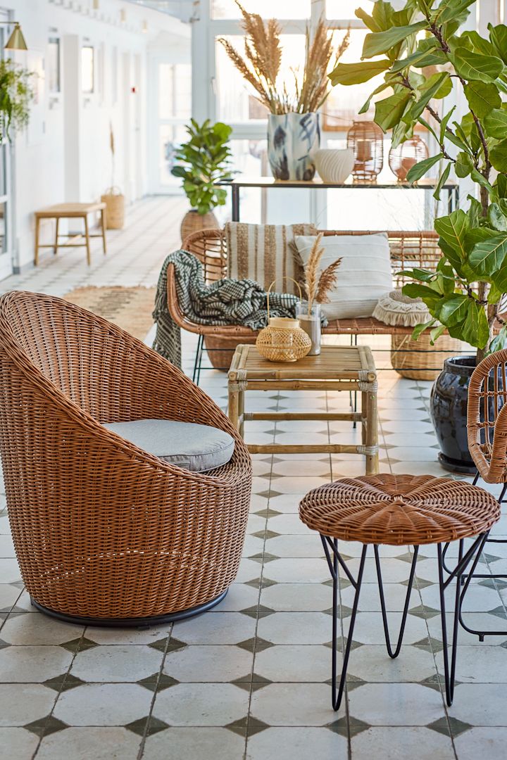 Balkonmöbel kleiner Balkon: Wenn Sie einen kleinen Balkon mit Lounge-Charakter und Platz zum entspannten Verweilen einrichten möchten, ist der Rattan-Loungesessel Rocca von Bloomingville eine gute Wahl. Der runde, geschwungene Sessel bietet viel Komfort, nimmt aber nicht zu viel Platz ein.