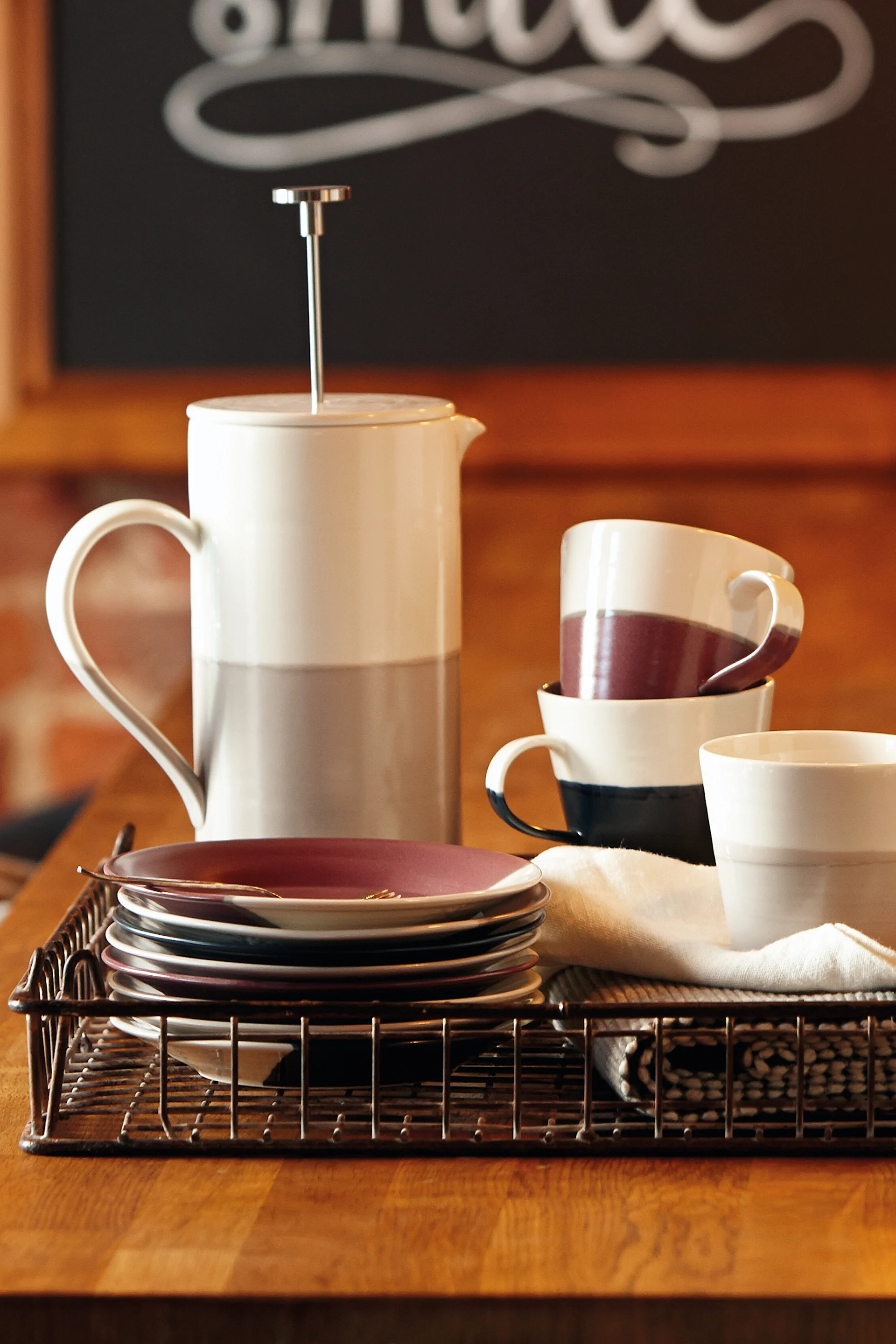 Schenken Sie zum Vatertag eine French Press für leckeren Kaffee. Hier sehen Sie die Coffee Studio French Press von Royal Doulton in einer behaglichen Bar-Atmosphäre.