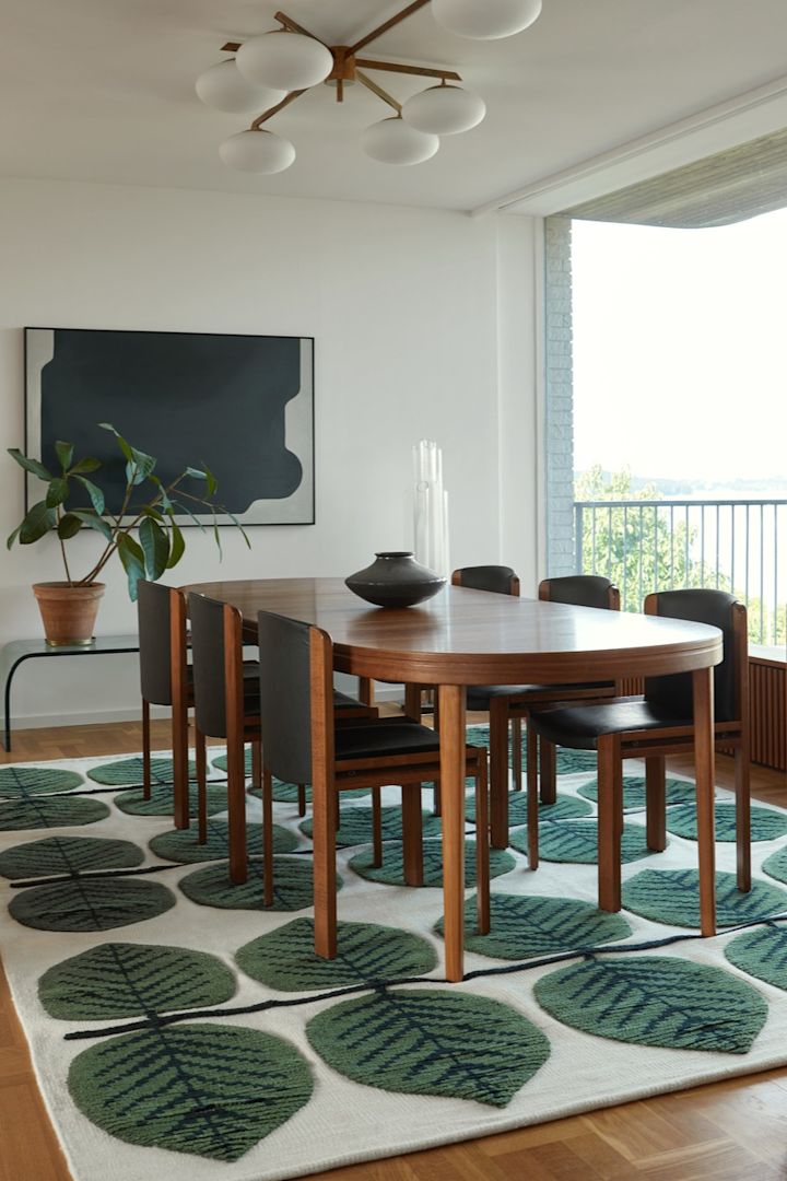 Teppiche fürs Esszimmer: Der Stig Lindberg Berså Wollteppich von Layered sieht in einem mit dunklen Holzmöbeln eingerichteten Esszimmer.
