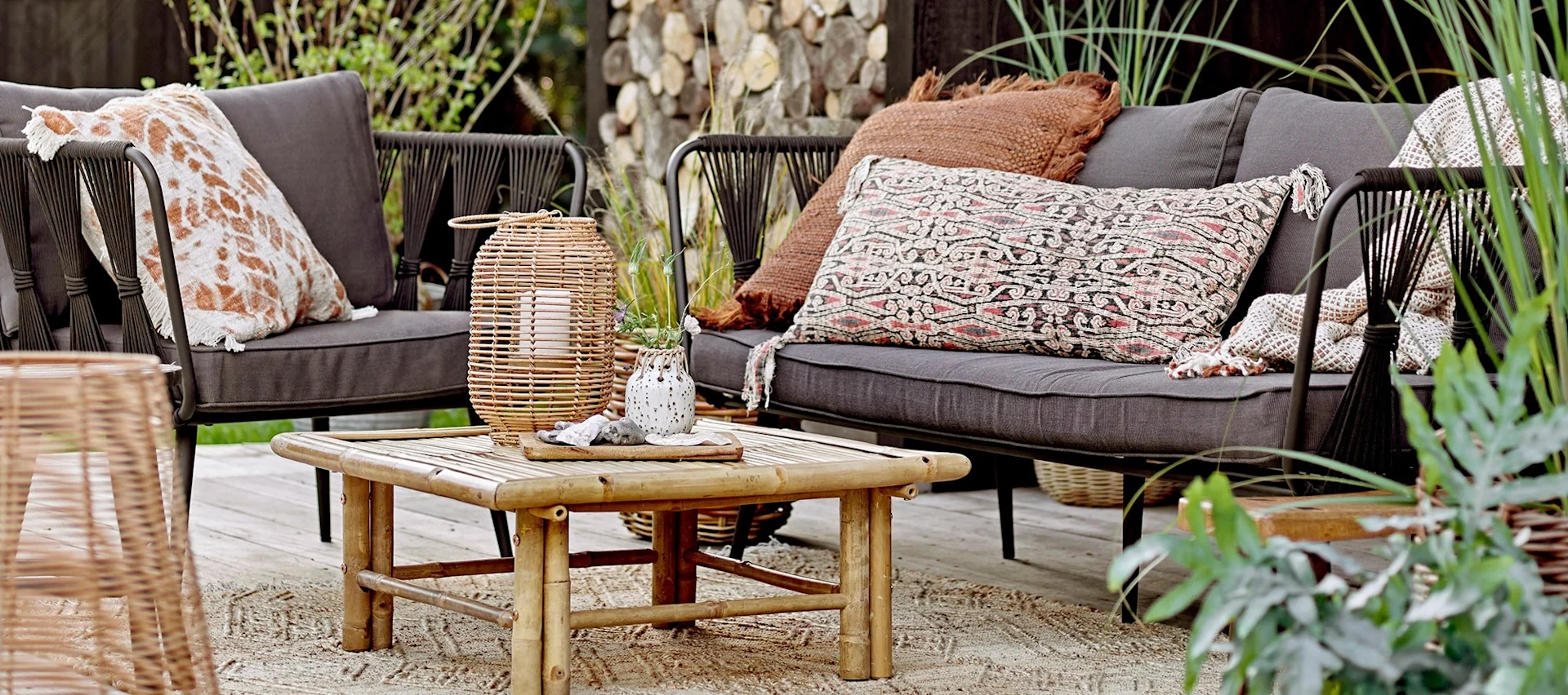 Boho-Balkon dekorieren: Mit der Marke Bloomingville schaffen Sie aus Möbeln und Textilien im Handumdrehen einen gemütlichen Boho-Balkon.