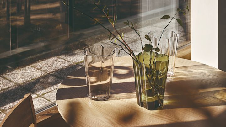 9-Frühlings-Must-Haves – hier die Alvar Aalto Vase in Moosgrün von Iittala. Wunderbar dazu geeignet, um frisch gepflückte Blumen oder Zweige elegant hervorzuheben.