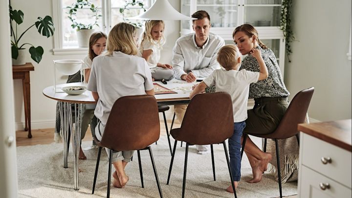 Ein im skandinavischen Stil eingerichteter Essbereich, in dem sich die Familie zu gemütlichen Spieleabenden und einer schönen Hygge-Zeit versammelt.