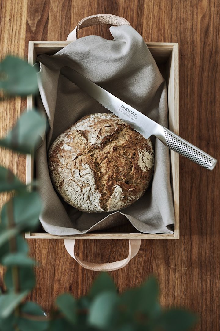 Mehr Freude am Kochen – hier sehen Sie das Global G-9R Brotmesser mit Wellenschliff, 22 cm, aus rostfreiem Stahl.