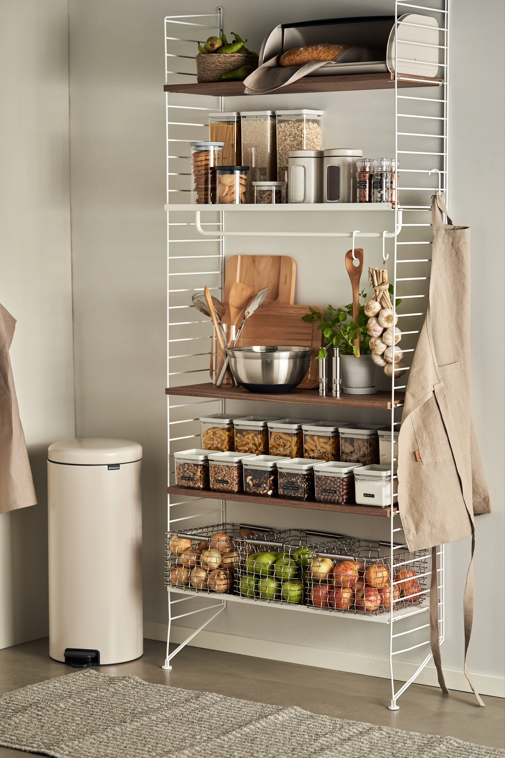 Eine perfekt organisierte Vorratskammer mit einem String-Regal und den Vorratsgläsern von Brabantia.