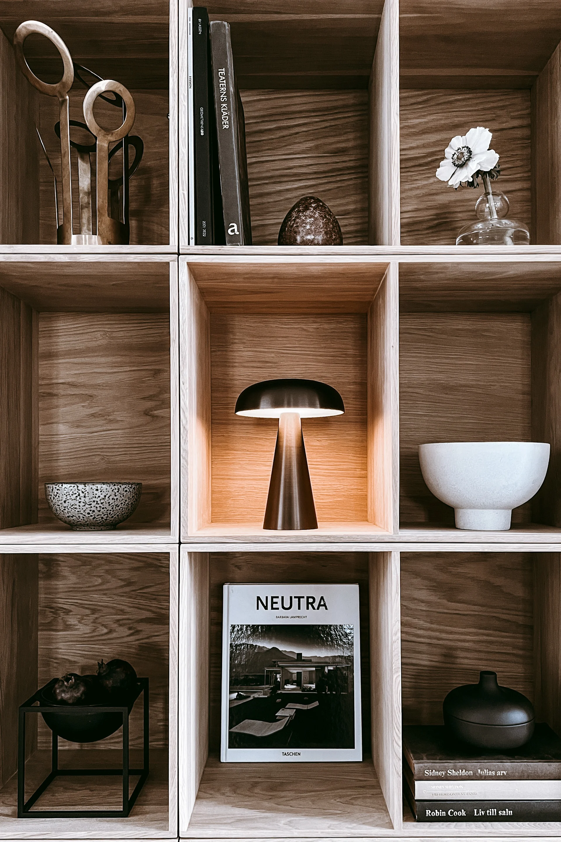 Dekorationsideen für Ihr Bücherregal: Inspiration im Haus von Anela Tahirovic @arkihem, wo das Bücherregal in einer einheitlichen Farbskala dekoriert ist.