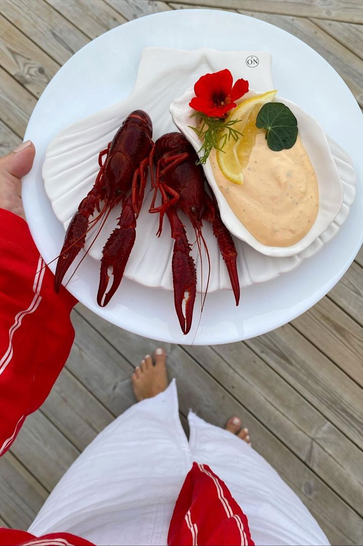 @evileer veranstaltete ein Krebsfest in Schweden und hält hier einen Teller mit zwei Flusskrebsen in der Hand, darauf der Shell Teller XL und die Oyster Schale mit Sauce, beides von Byon.