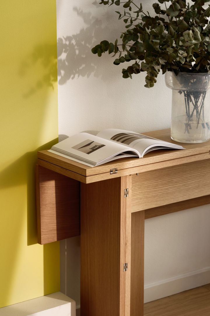 Multifunktionale Möbel sind einer der skandinavischen Wohntrends 2024: Hier der Flip Tisch in Eiche von Design House Stockholm, ein Tisch, aber drei Möglichkeiten. 