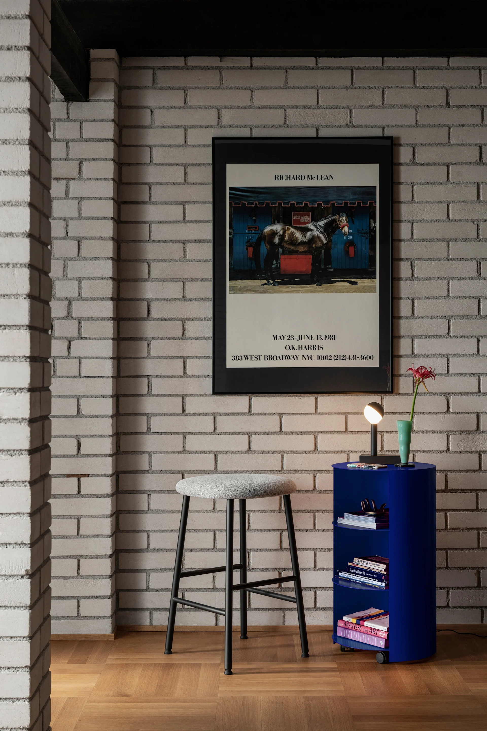 Ein hellblauer Beistelltisch auf Rollen mit Büchern, der die Farbtrends für Innenräume im Jahr 2026 widerspiegelt.