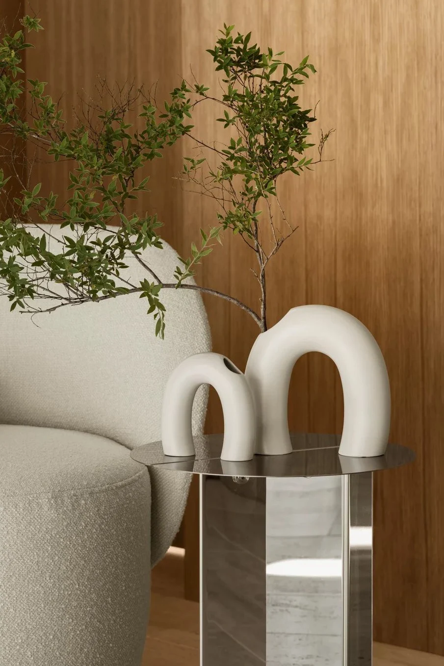 Greige ist bei den Einrichtungstrends für 2025 wieder im Kommen. Hier sehen Sie die Vase Kagetsu mit ihrer Regenbogenform von Blomus.
