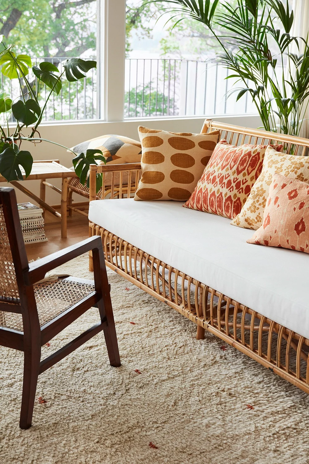 Verschiedene Kissen von Chhatwal&Jonsson im Boho-Stil auf einer Couch in einem Boho-Wohnzimmer.