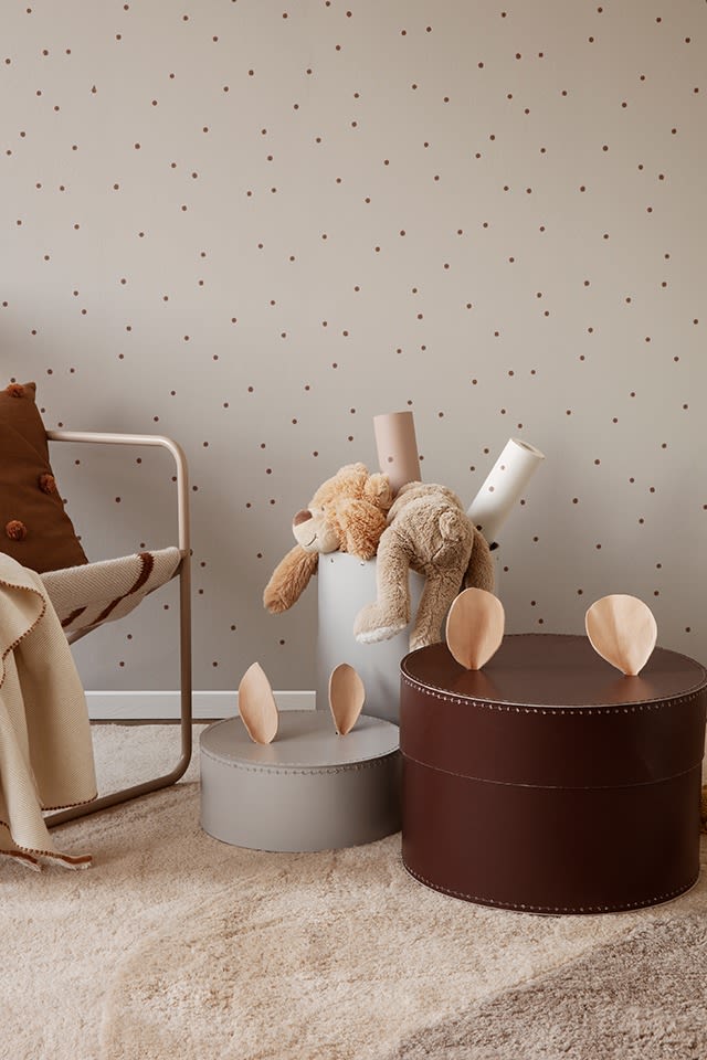 Organisiertes Kinderzimmer mit niedlichen, tierähnlichen Körben zur Aufbewahrung von Spielzeug. 