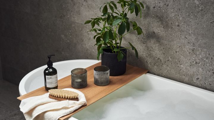 Dekorieren Sie Ihr Badezimmer mit den Frost-Kerzenlaternen von Tell me more, der Meraki-Seife, dem Himla-Handtuch und der Iris Craft-Badebürste, um das Gefühl eines Wellness-Zentrums zu schaffen.