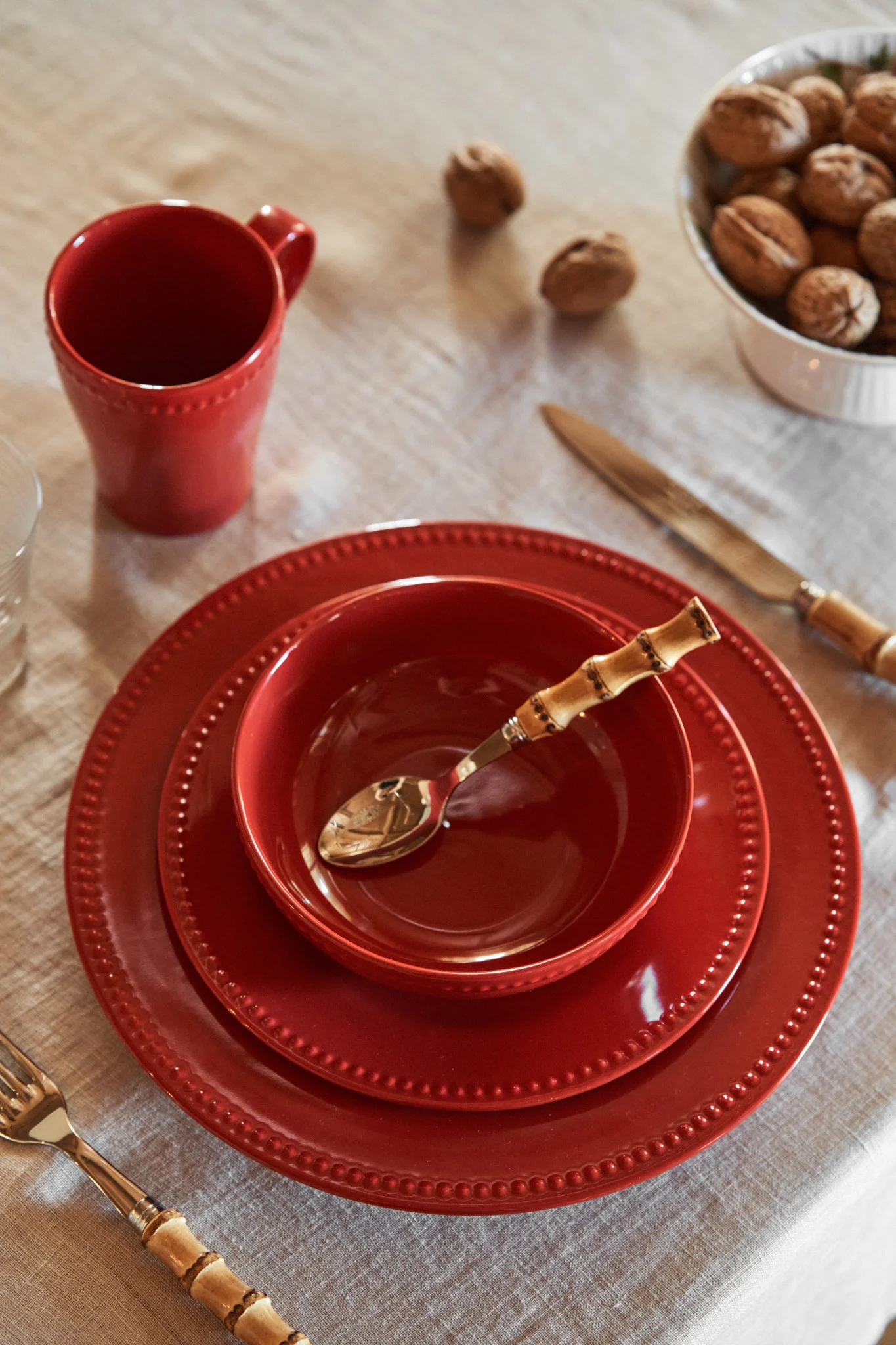 Rotes Geschirr eignet sich super für eine skandinavische Tischdeko zu Weihnachten. Hier sehen Sie ein komplettes Gedeck aus der Dots-Kollektion von Scandi Living.